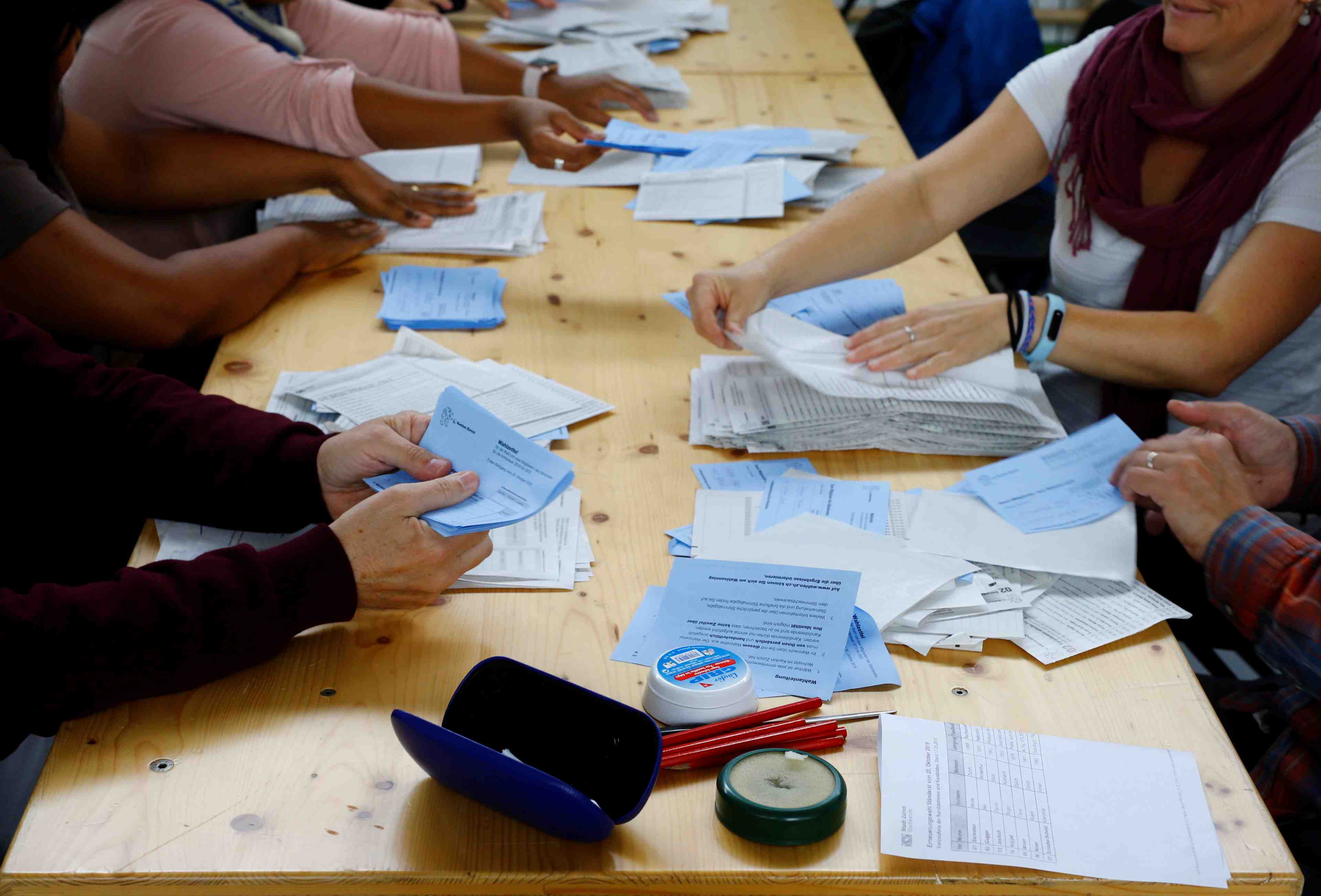 Elections en suisse: l'udc reste en tete, progression des ecologistes