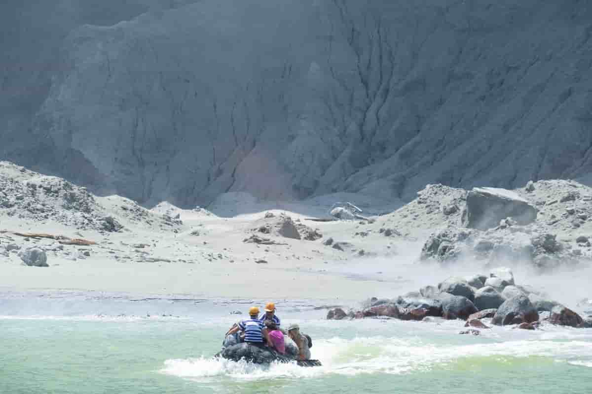 Un volcan entre en eruption en nouvelle-zelande, au moins 5 morts