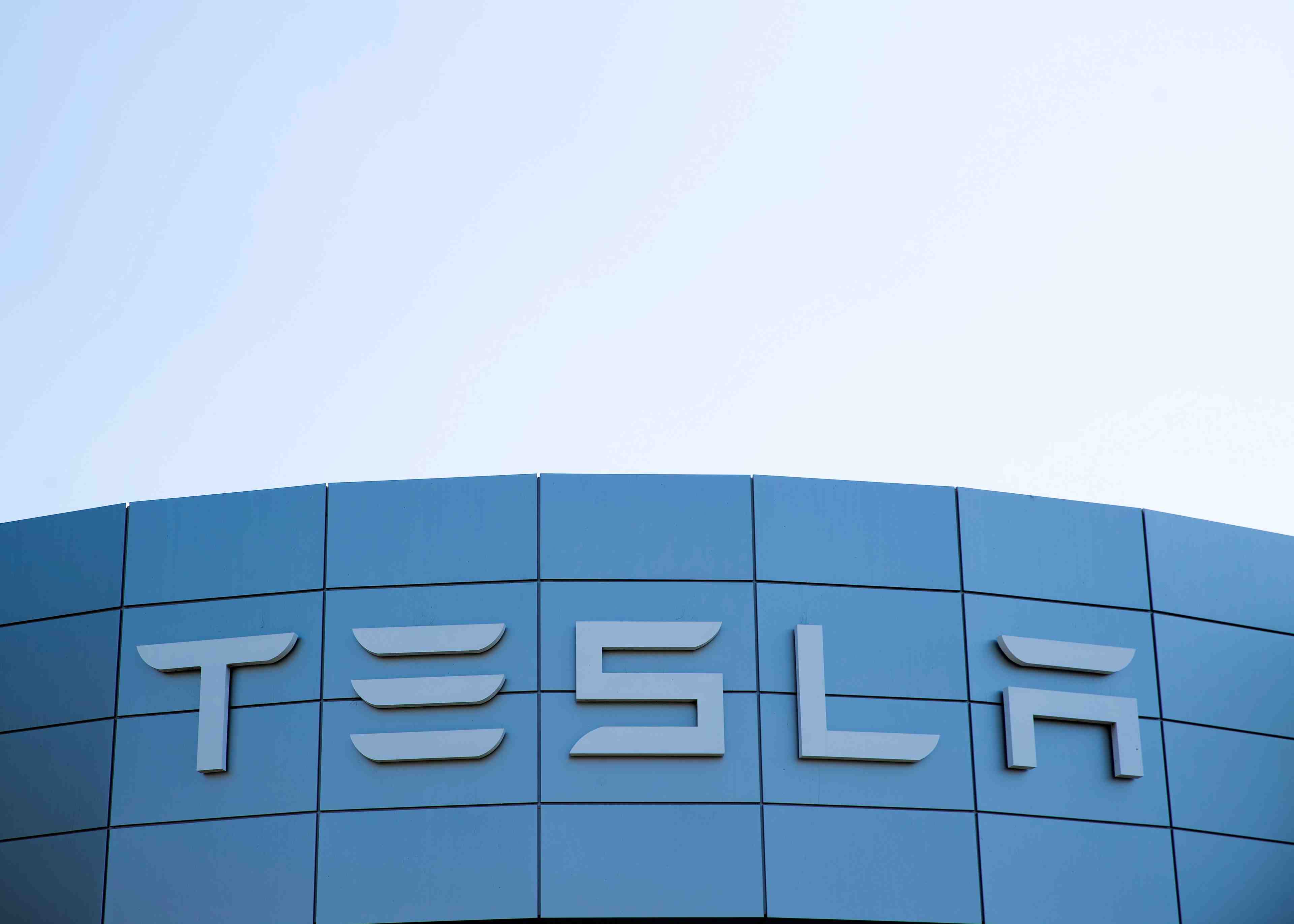 Tesla va integrer en decembre l'indice s&p-500, le titre grimpe