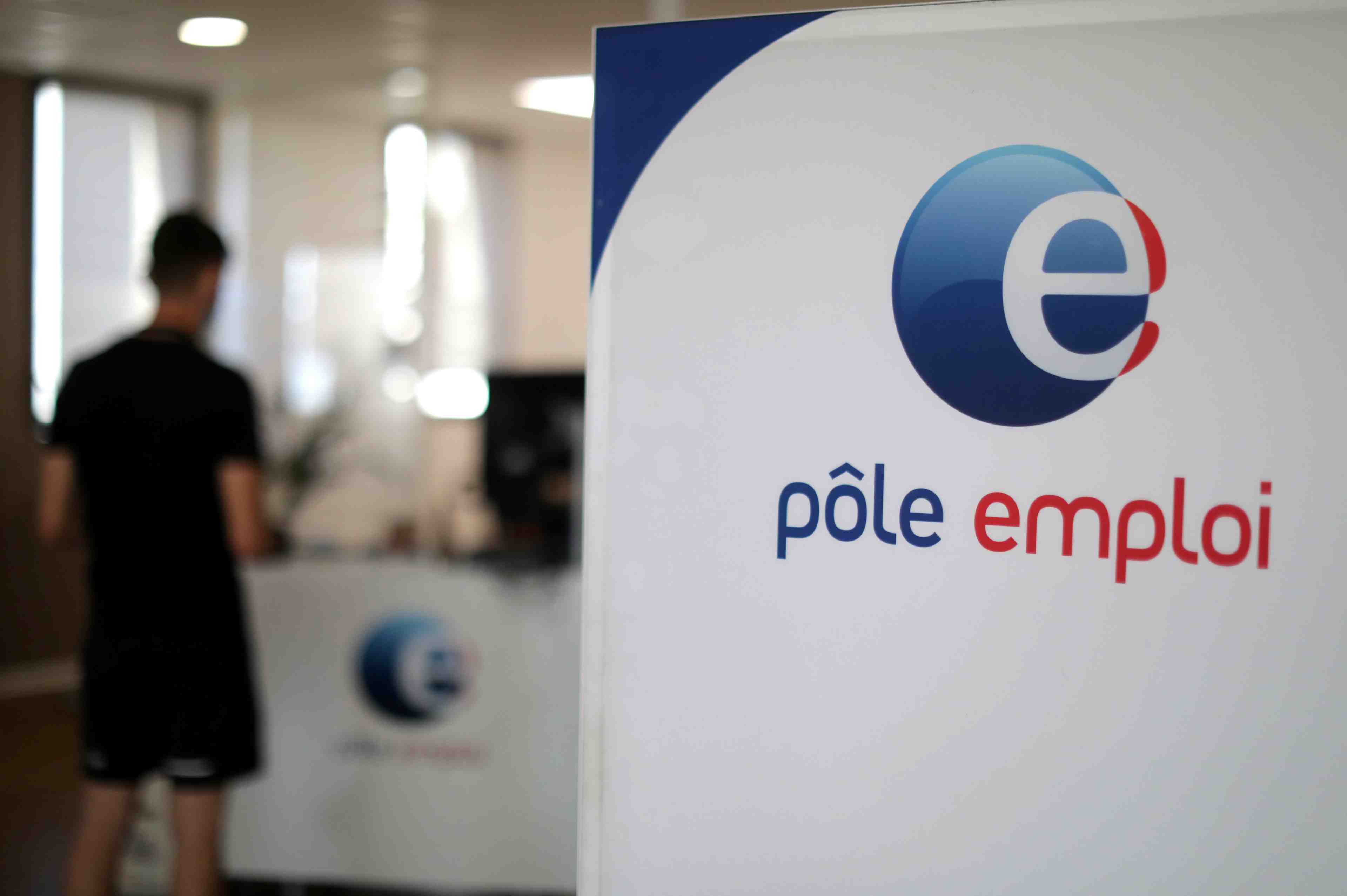 France: le nombre de demandeurs d'emploi baisse mais depasse toujours son niveau d'avant-crise