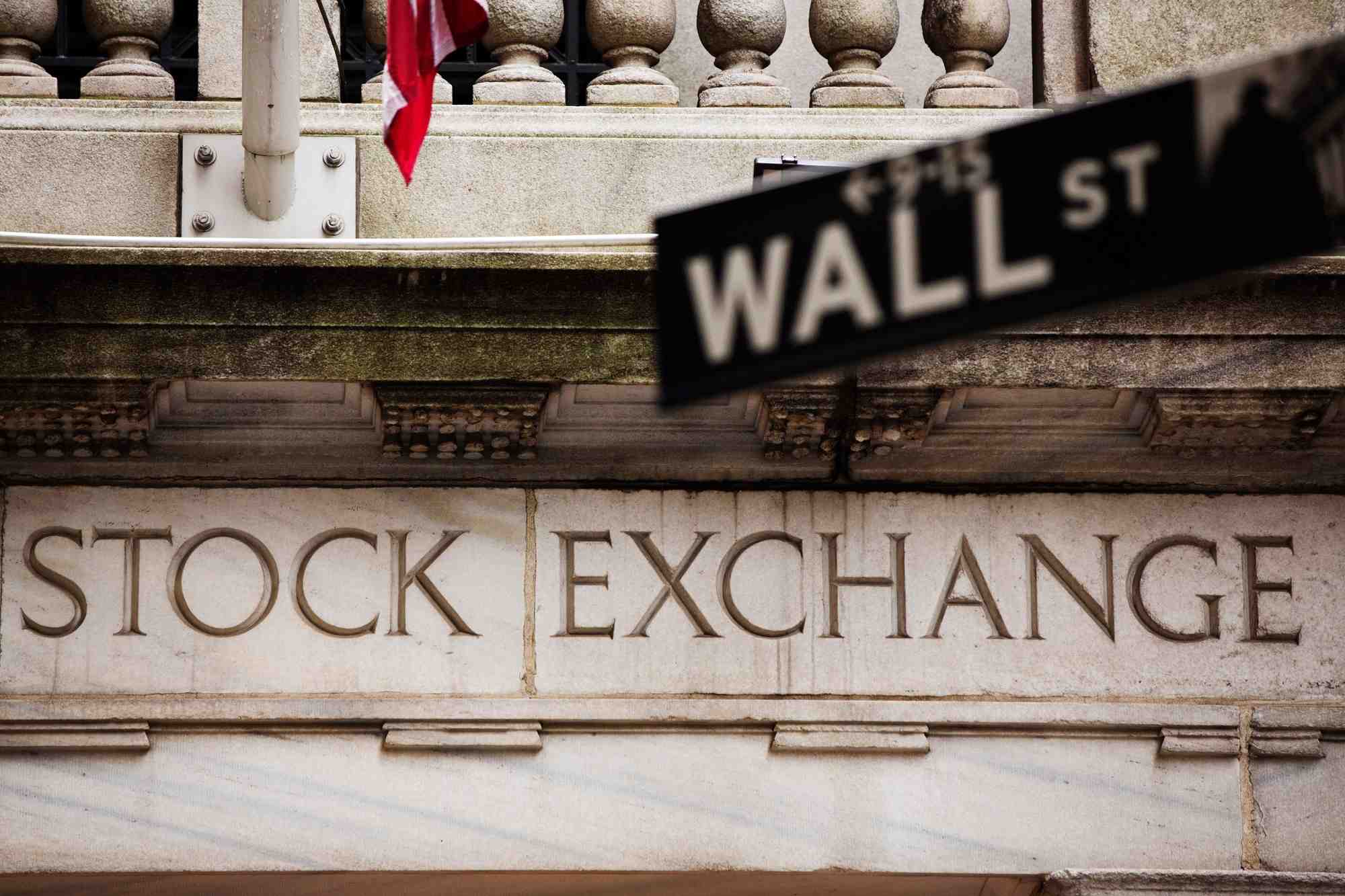 Un panneau de signalisation pour wall street est suspendu devant la bourse de new york