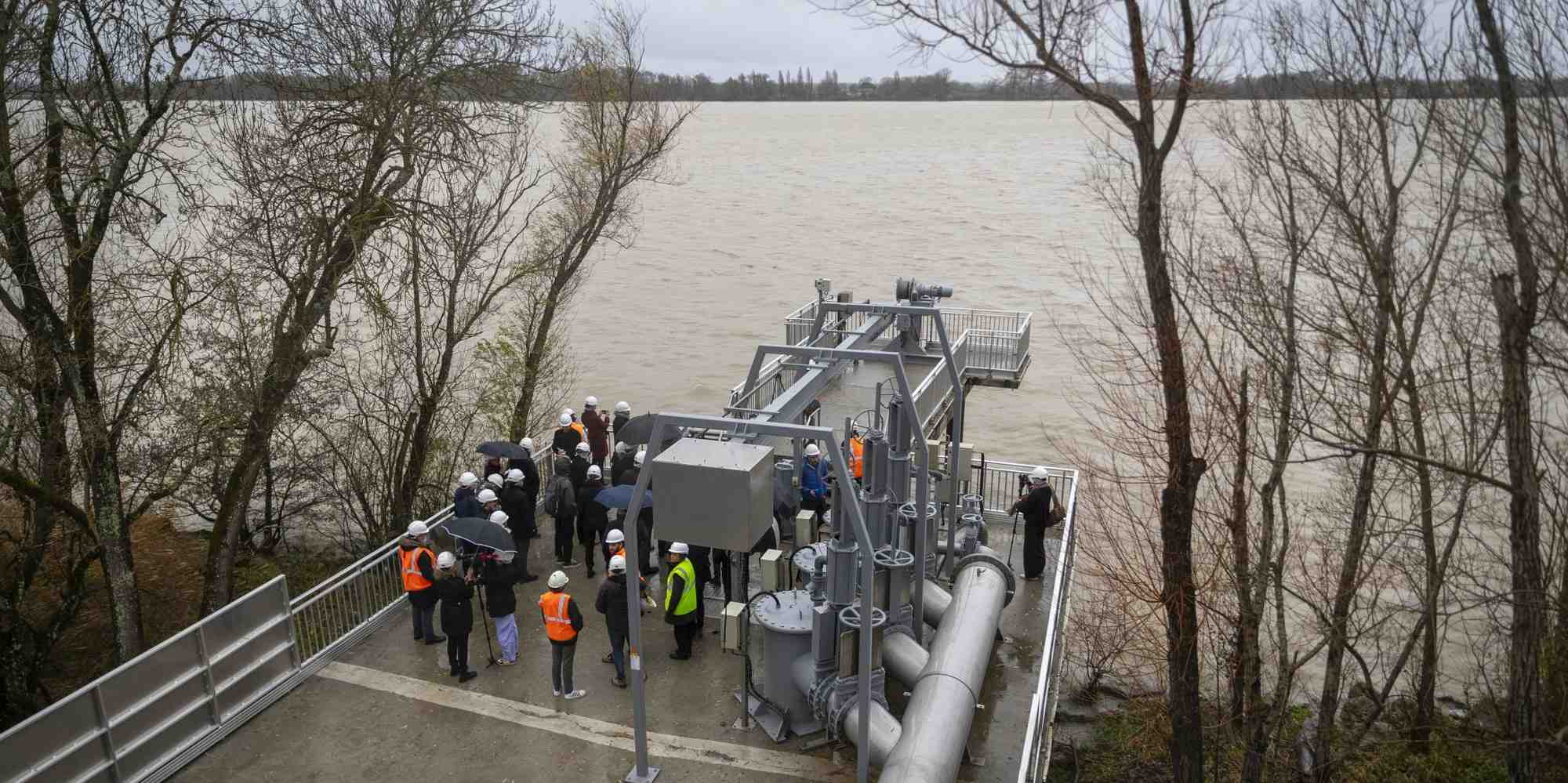 Sur la Garonne, la station de pompage de la Régie de l'eau de Bordeaux Métropole traite l'eau à destination des industriels.