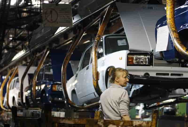 Le constructeur de Lada accélère ses réductions d'effectifs