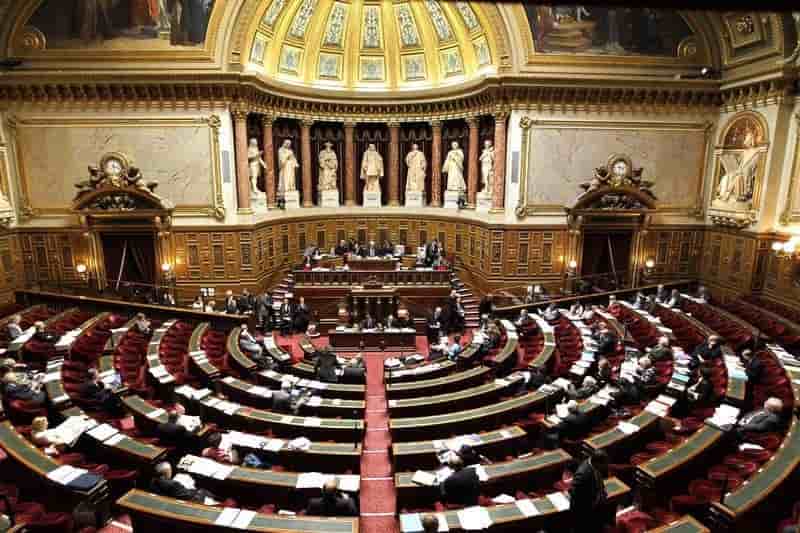Le senat met en place des sanctions financieres contre l’absenteisme