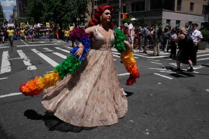 Pride: defile politique a new york, festif a san francisco