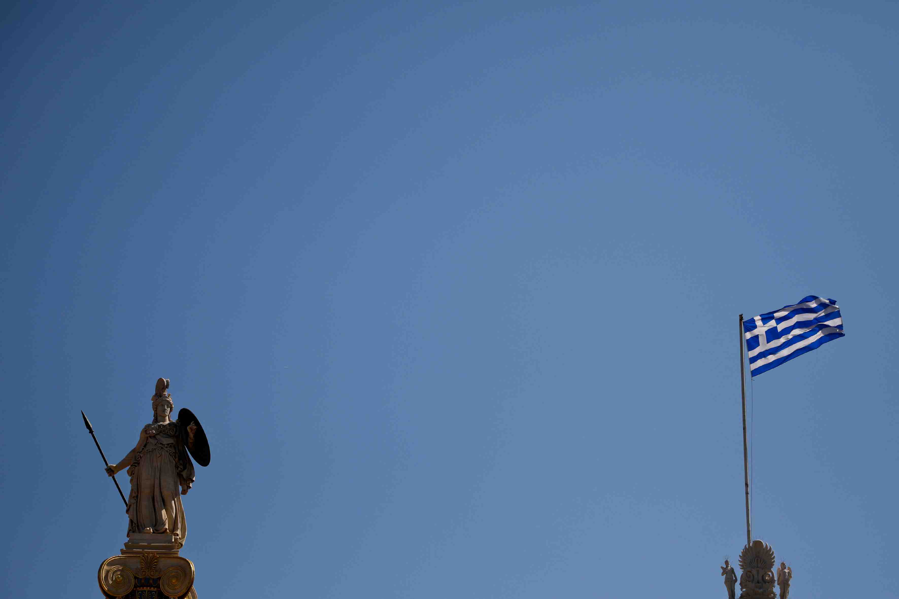 Un policier blesse par un engin explosif a athenes