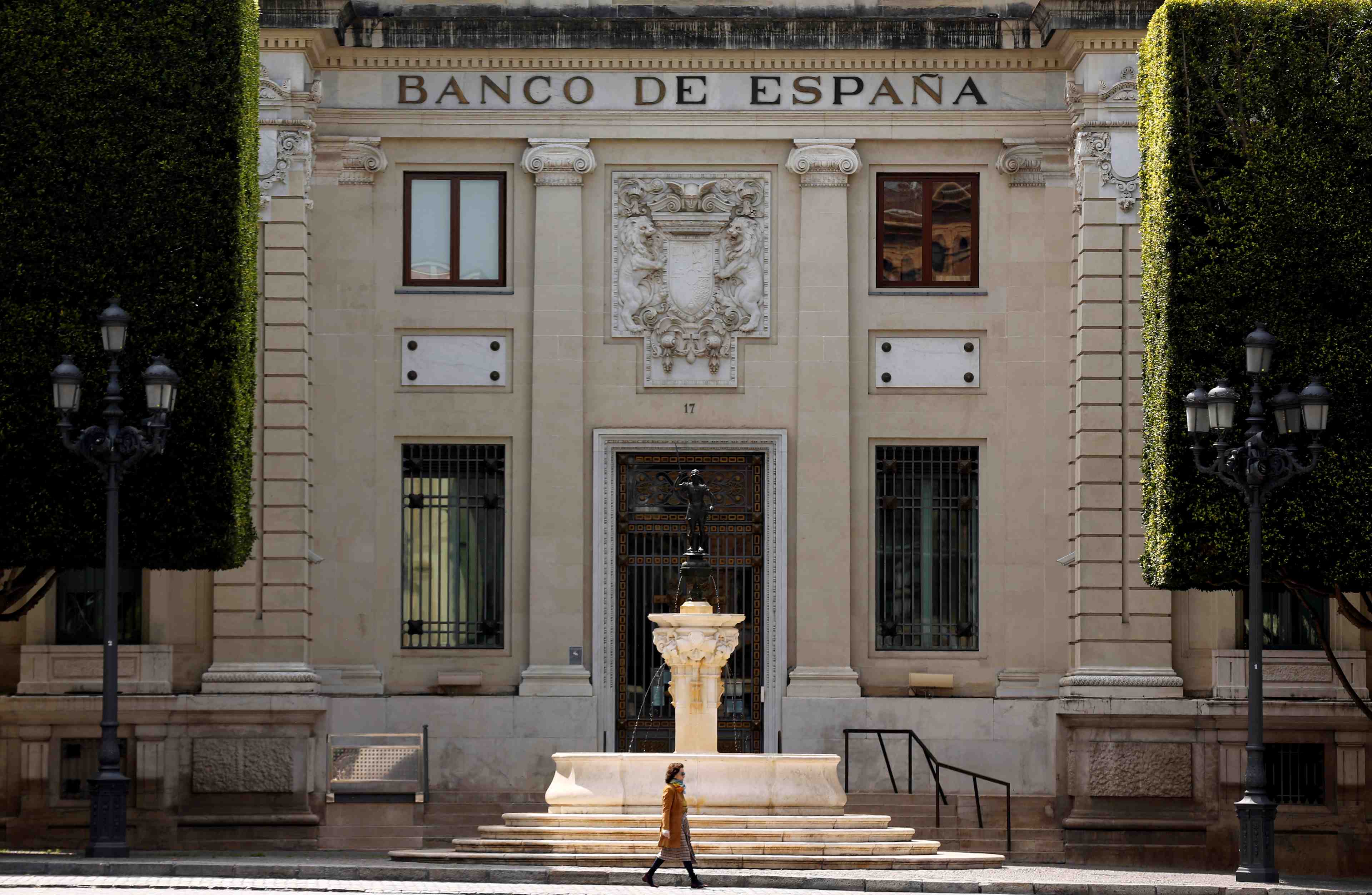 Le gouverneur de la banque d'espagne prone des fusions bancaires