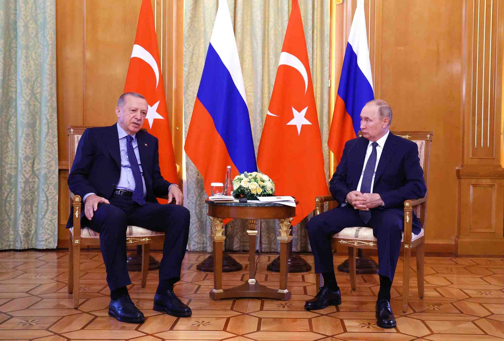 Le president russe vladimir poutine ecoute le president turc tayyip erdogan