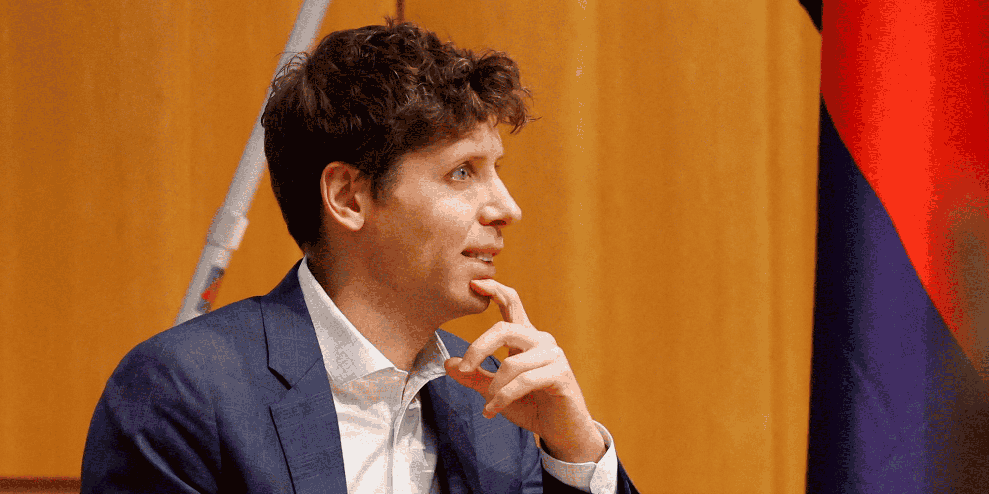 Sam Altman, le cofondateur de Worldcoin, a affirmé que ce projet pourrait permettre de mettre en place « un revenu minimal universel fondé sur l'intelligence artificielle ».