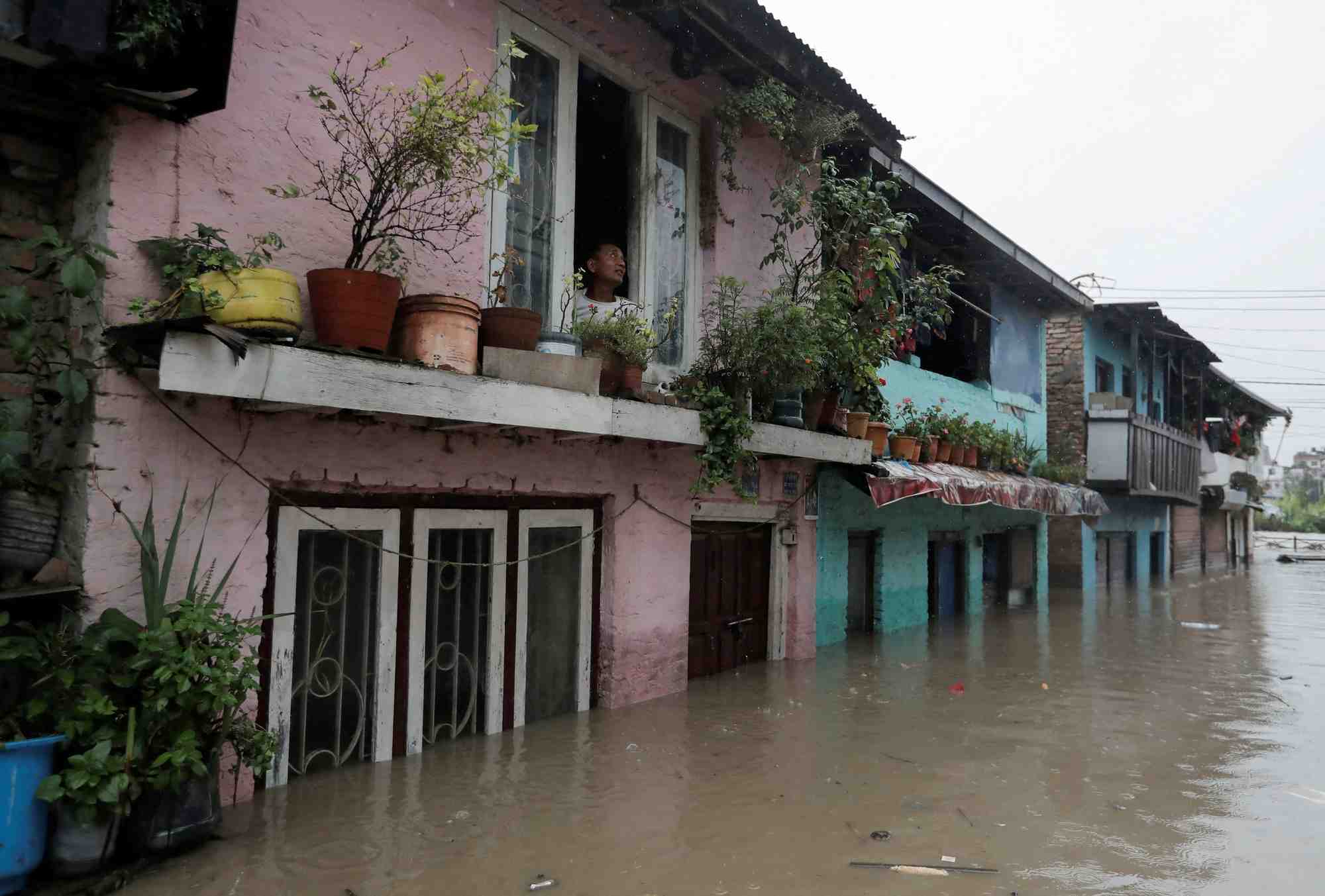 Une zone inondee par le debordement de la riviere bagmati a katmandou, au nepal