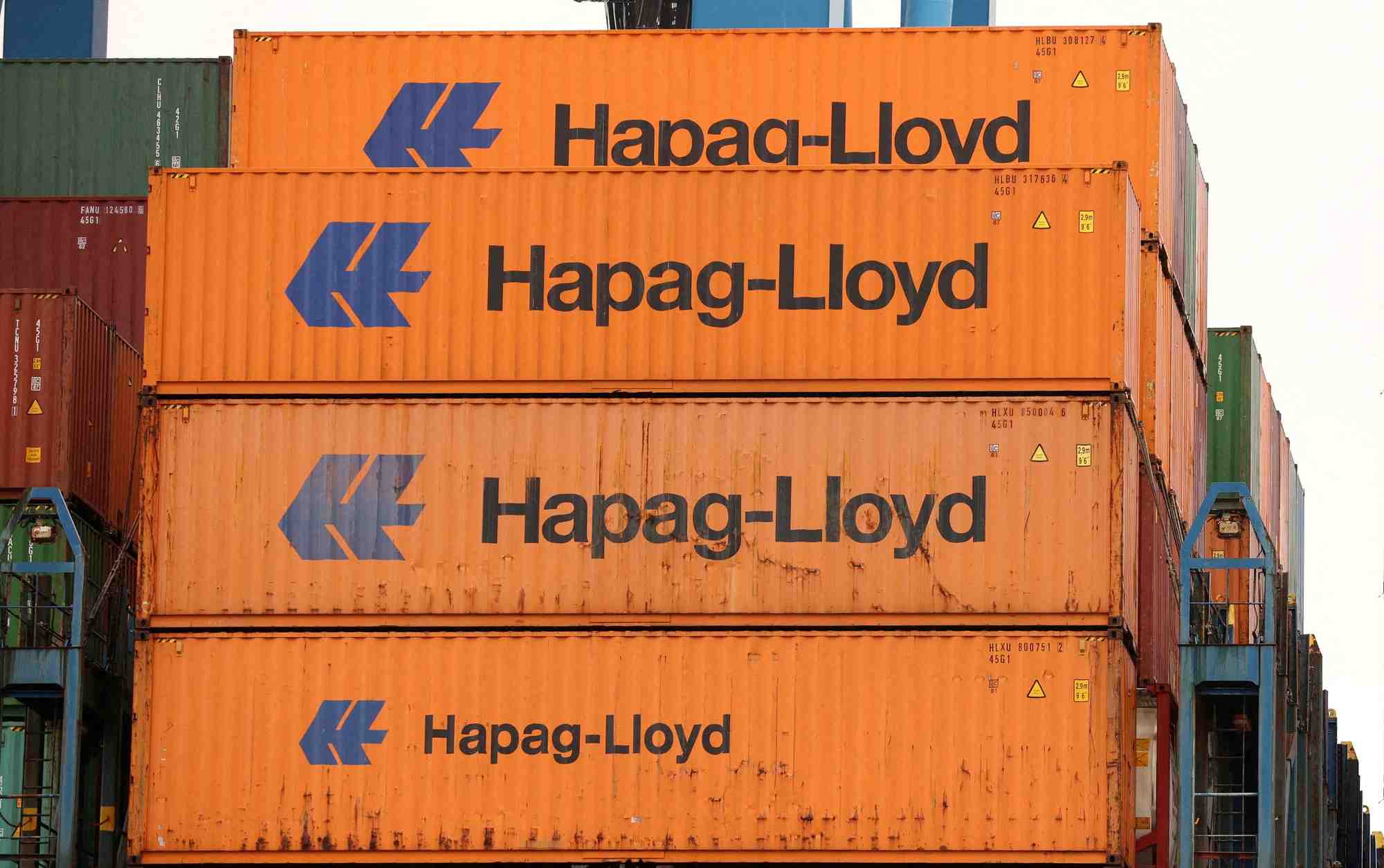 Des conteneurs sur un navire hapag-lloyd a hambourg