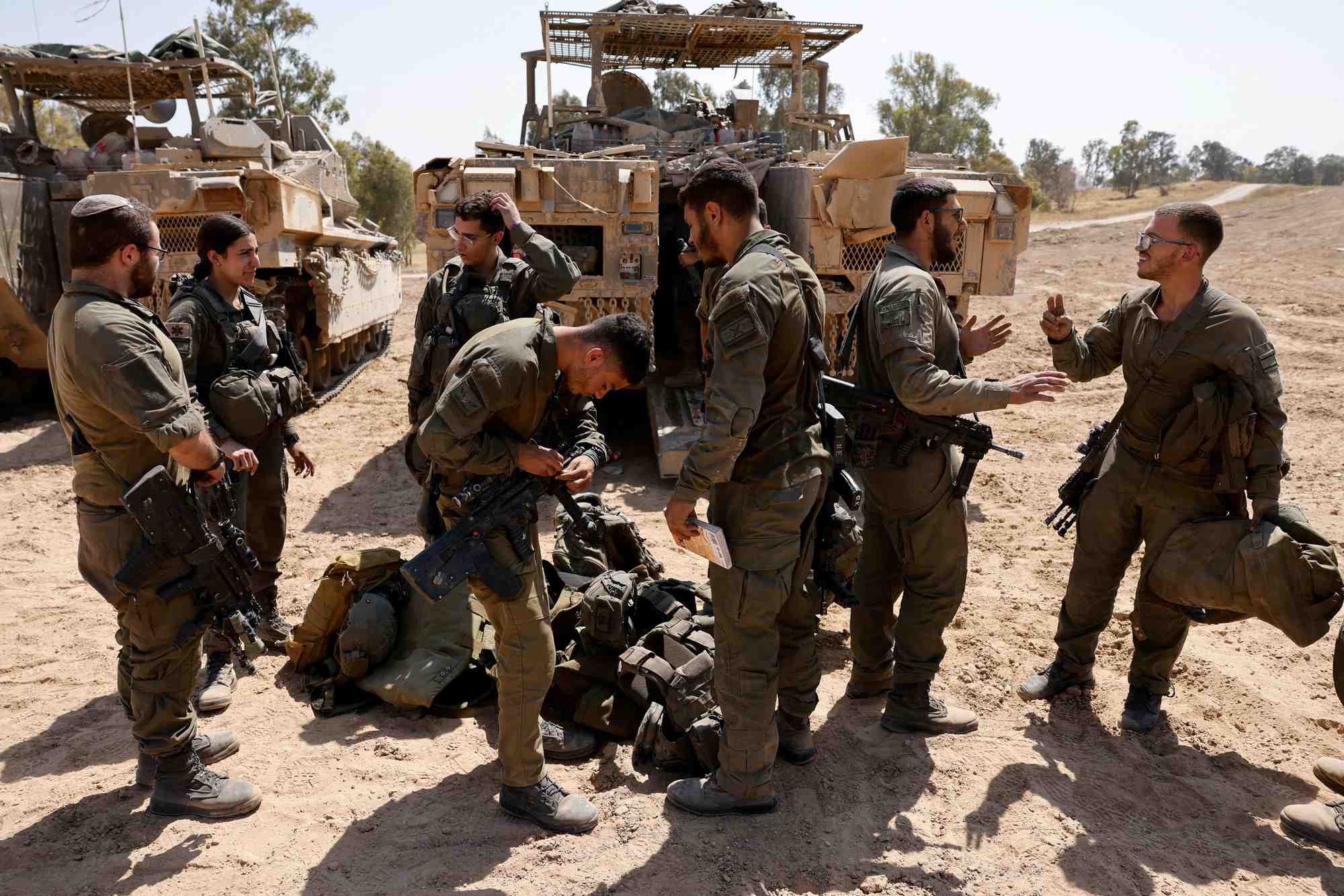 Des soldats israeliens pres de la frontiere entre israel et gaza