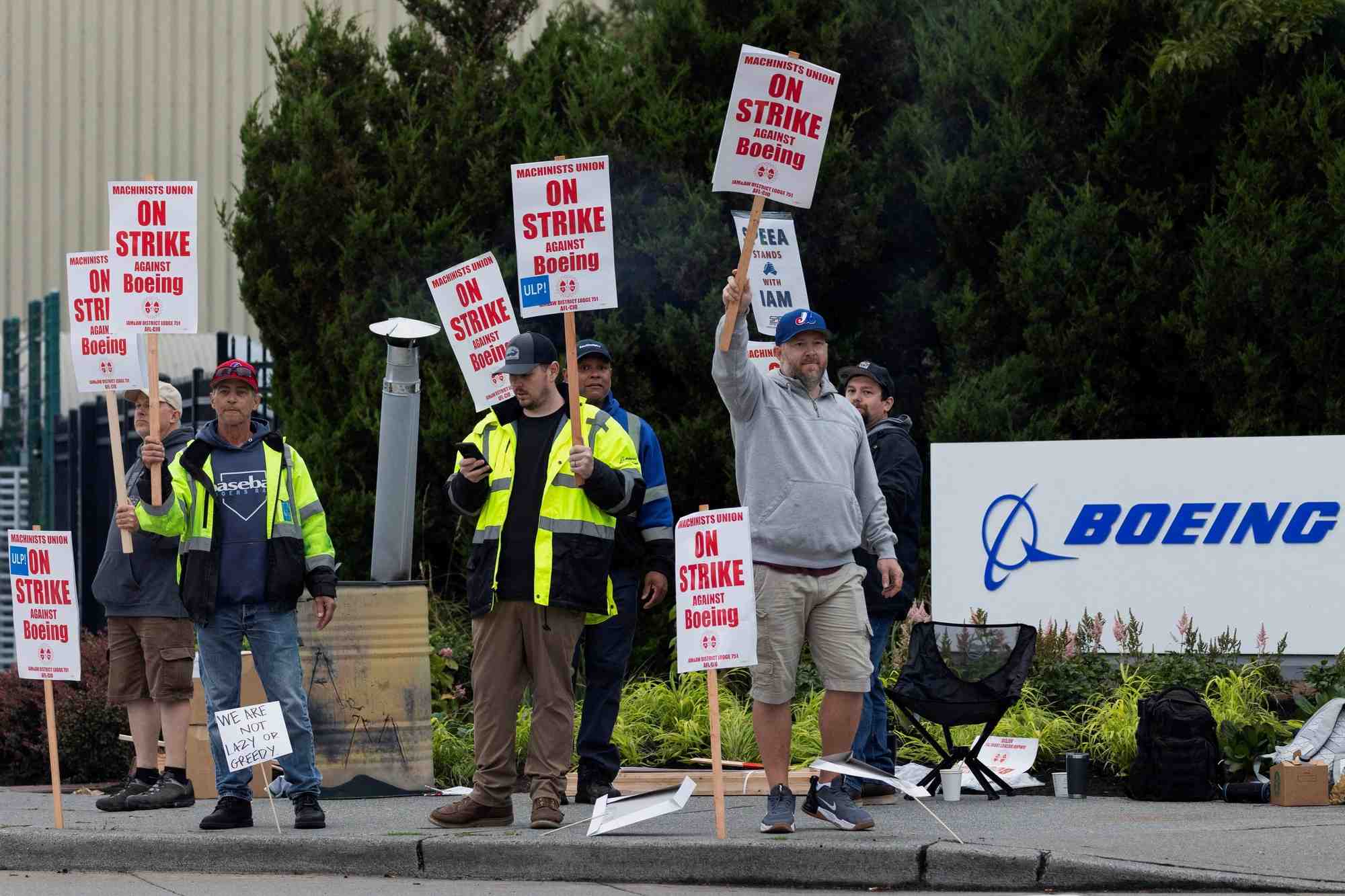 Les travailleurs de l'usine boeing se rassemblent sur les piquets de greve dans l'etat de washington au premier jour de la greve.