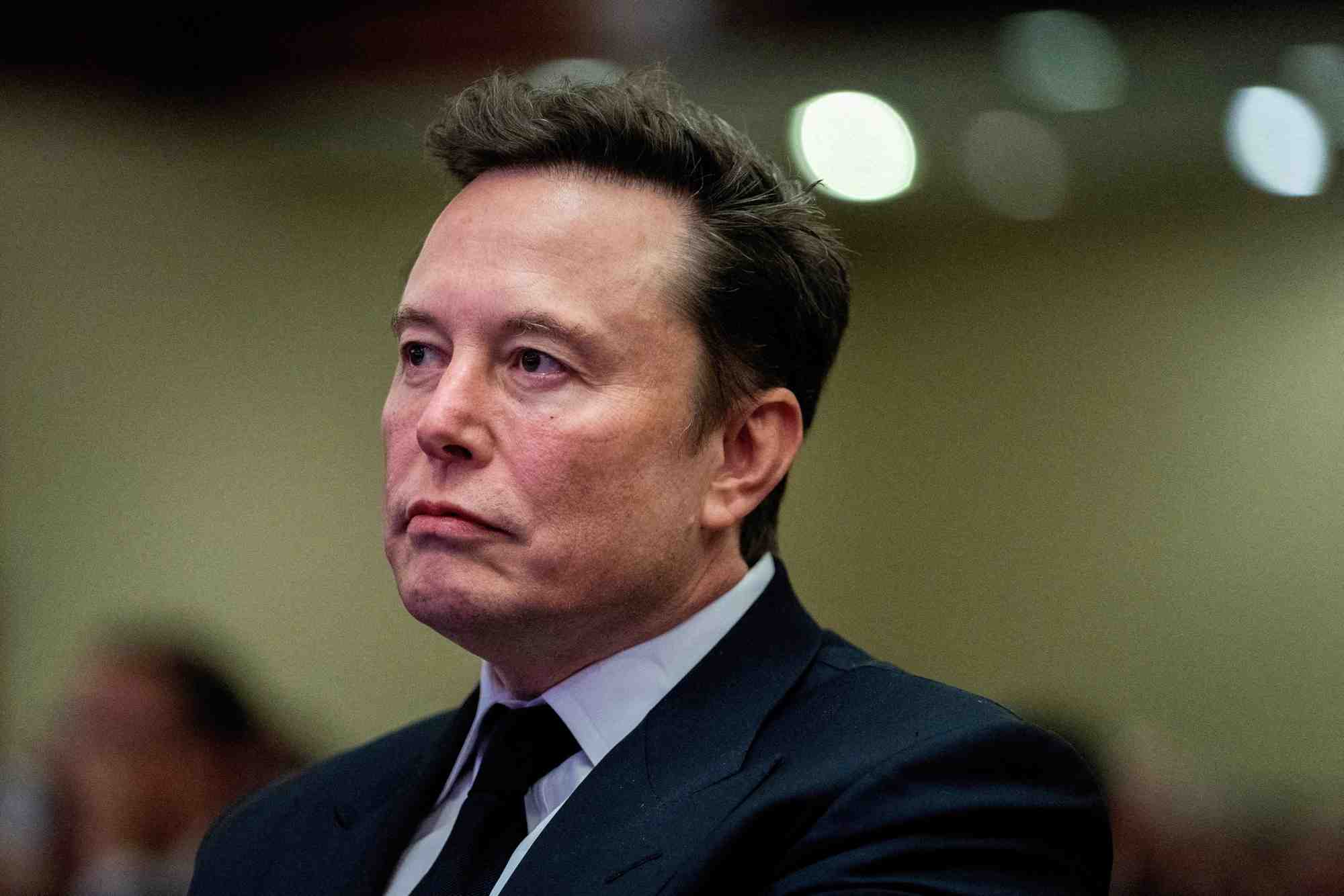 Elon Musk qui avait assuré pouvoir réduire la dépense publique fédérale de deux mille milliards de dollars, estime maintenant qu'économiser moitié moins serait déjà un « super résultat ».