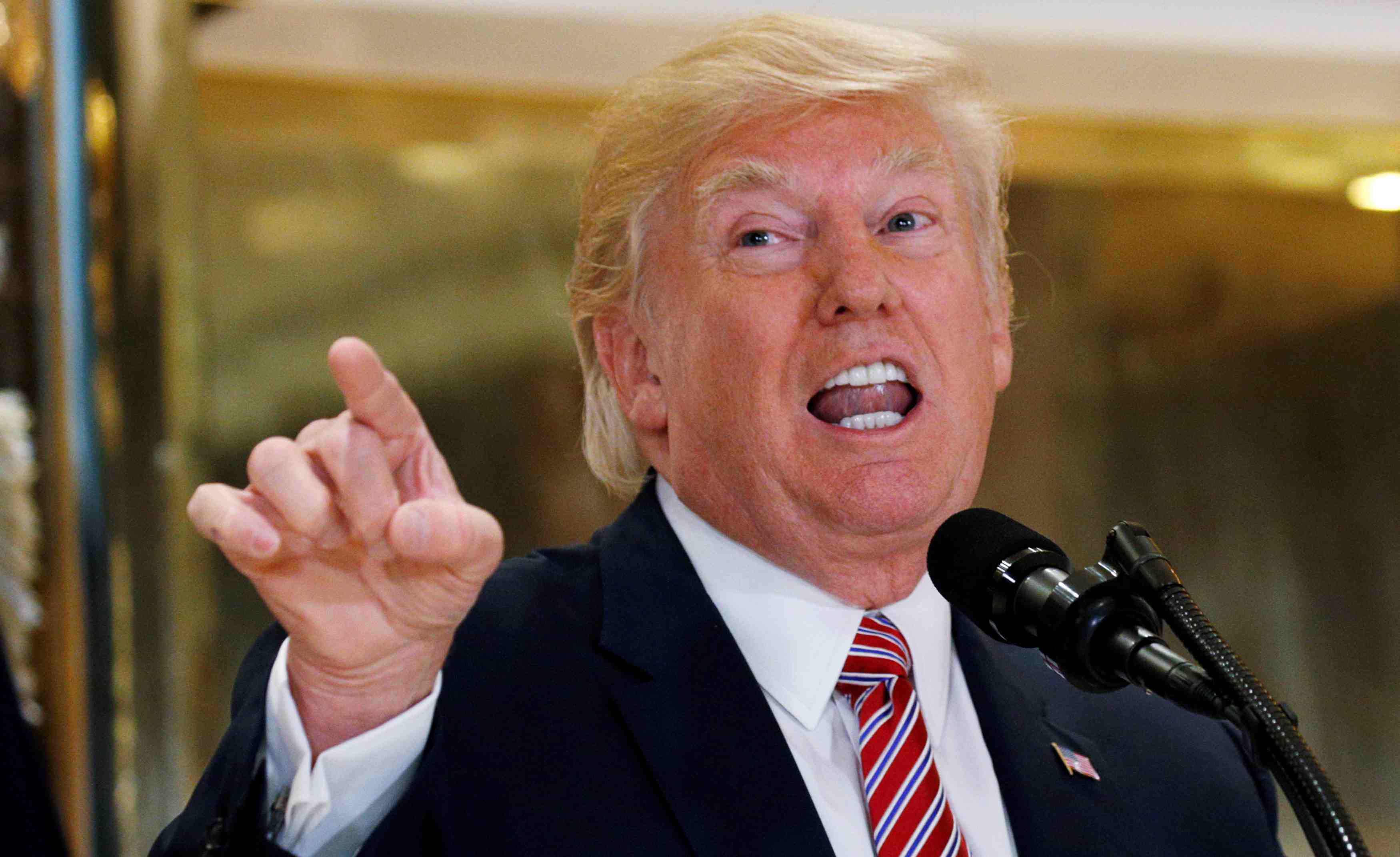 Trump accuse a nouveau les deux camps pour les violences en virginie