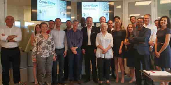 Le fondateur d'OpenFlow, S. de Charentenay, entourés de ses investisseurs et partenaires