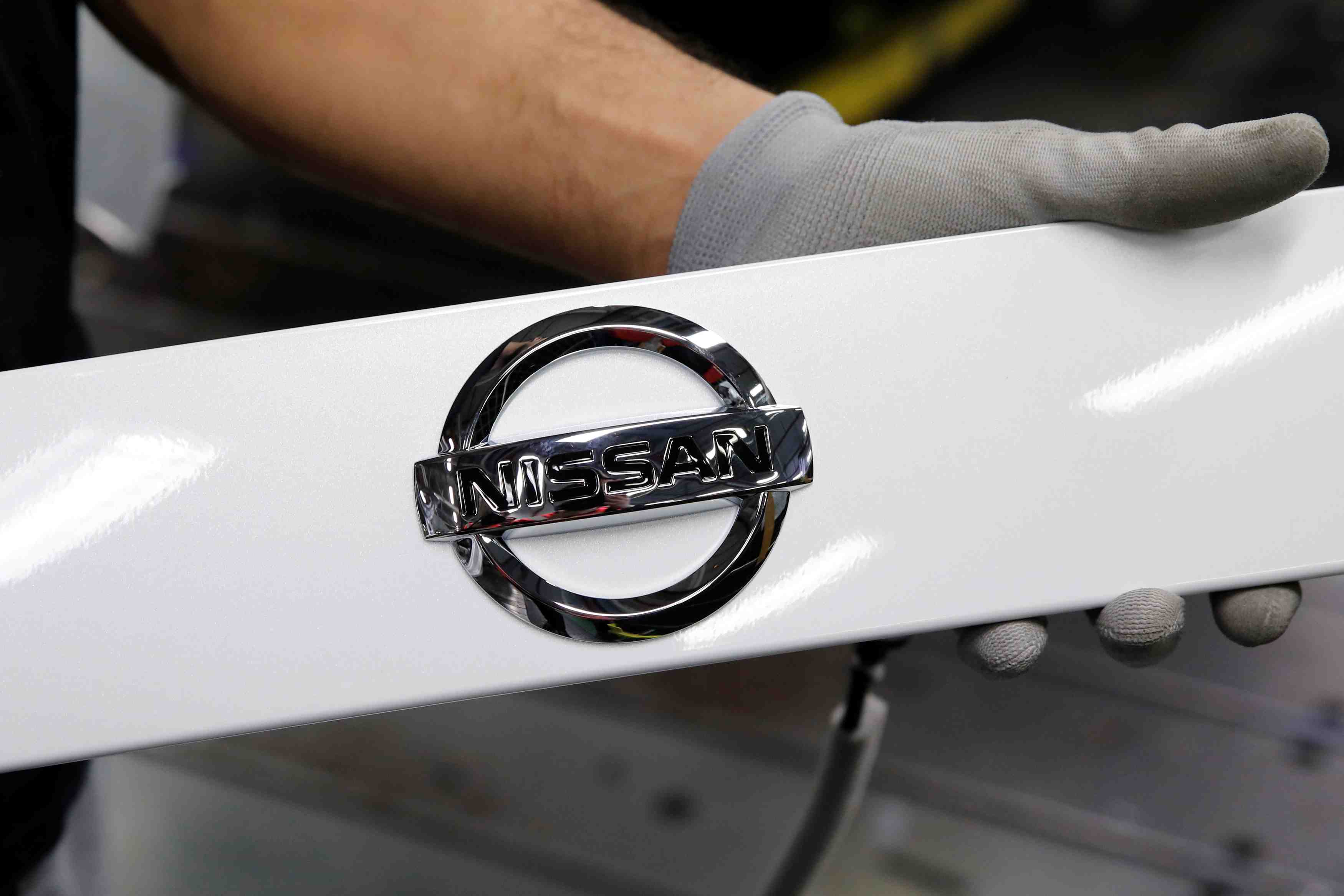Paris et tokyo defendent l'alliance renault-nissan face aux tensions