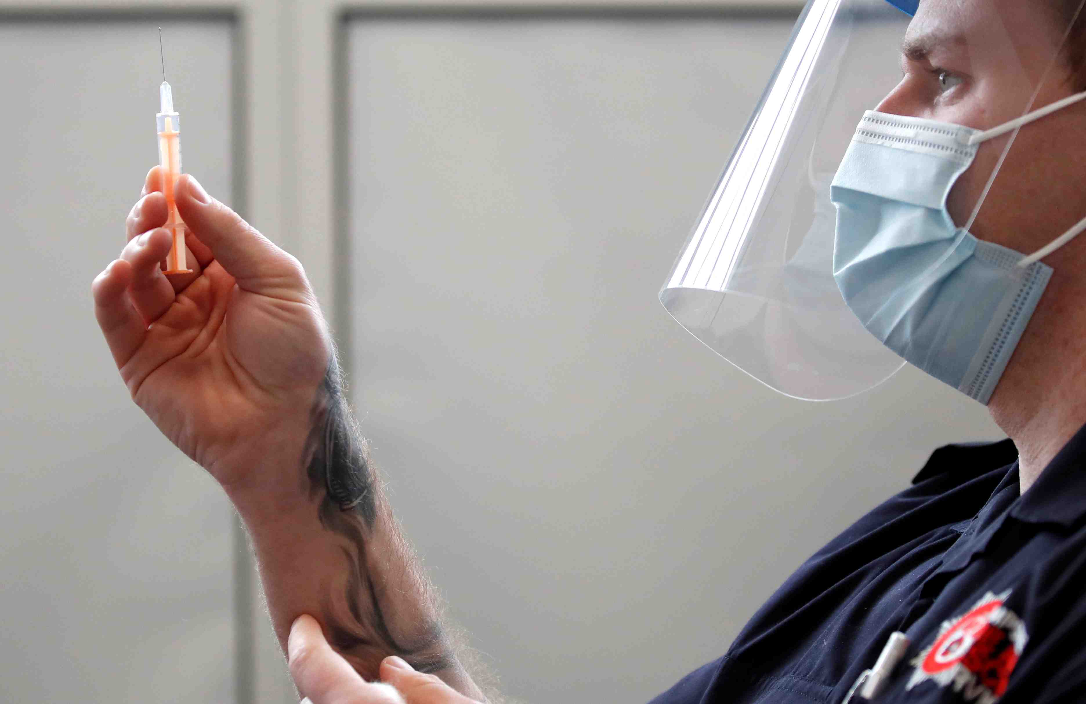 Le regulateur britannique defend sa position sur les vaccins