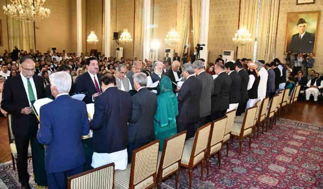 Pakistan: le nouveau premier ministre forme un gouvernement de coalition