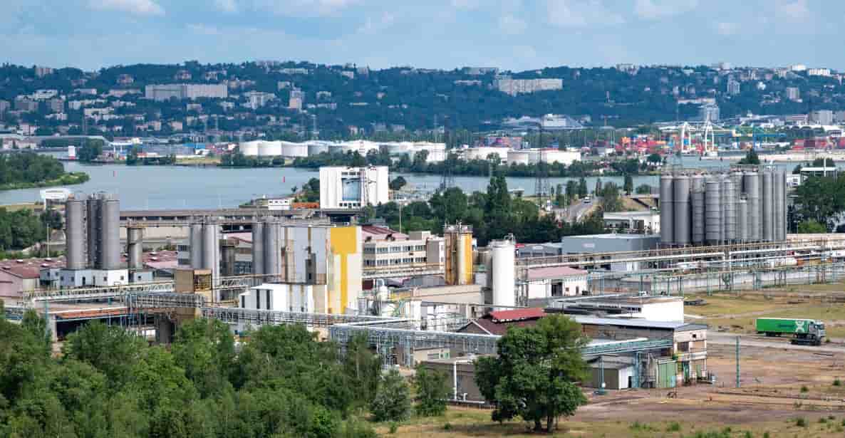 La Vallée de la chimie devait être reliée par un pipeline à la station de Pierre-Bénite où la CNR prévoyait de produire de l'hydrogène. Mais le projet doit être repensé pour s'adapter à la réglementation et aux besoins d'infrastructure.