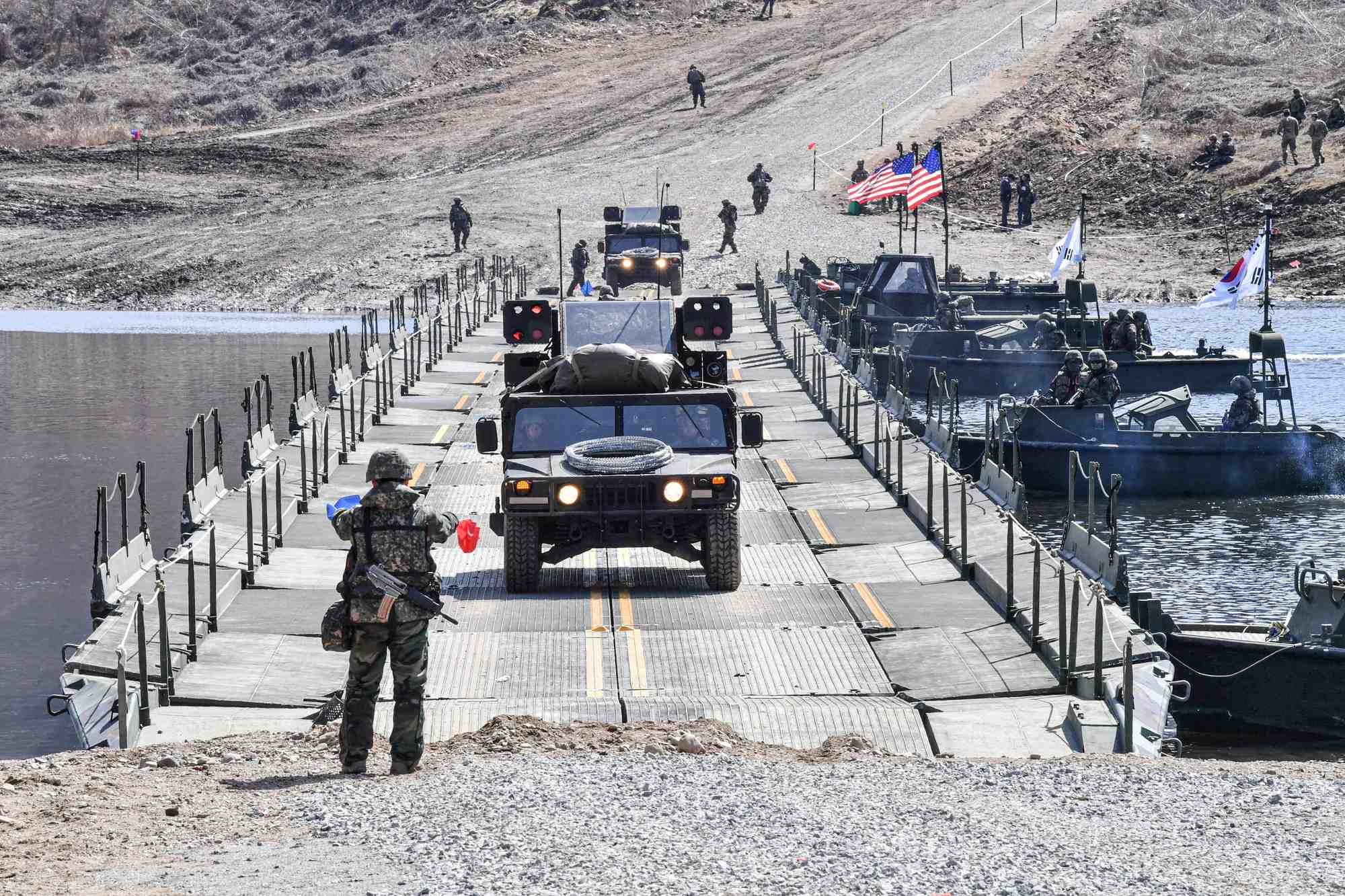 Photo d'archives des soldats sud-coreens et americains a yeoncheon, en coree du sud
