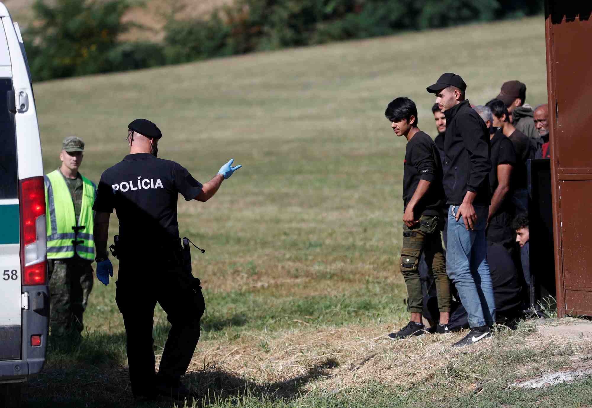 Les migrants montent a bord d'une camionnette pres de la frontiere entre la slovaquie et la hongrie, a chl'aba, en slovaquie