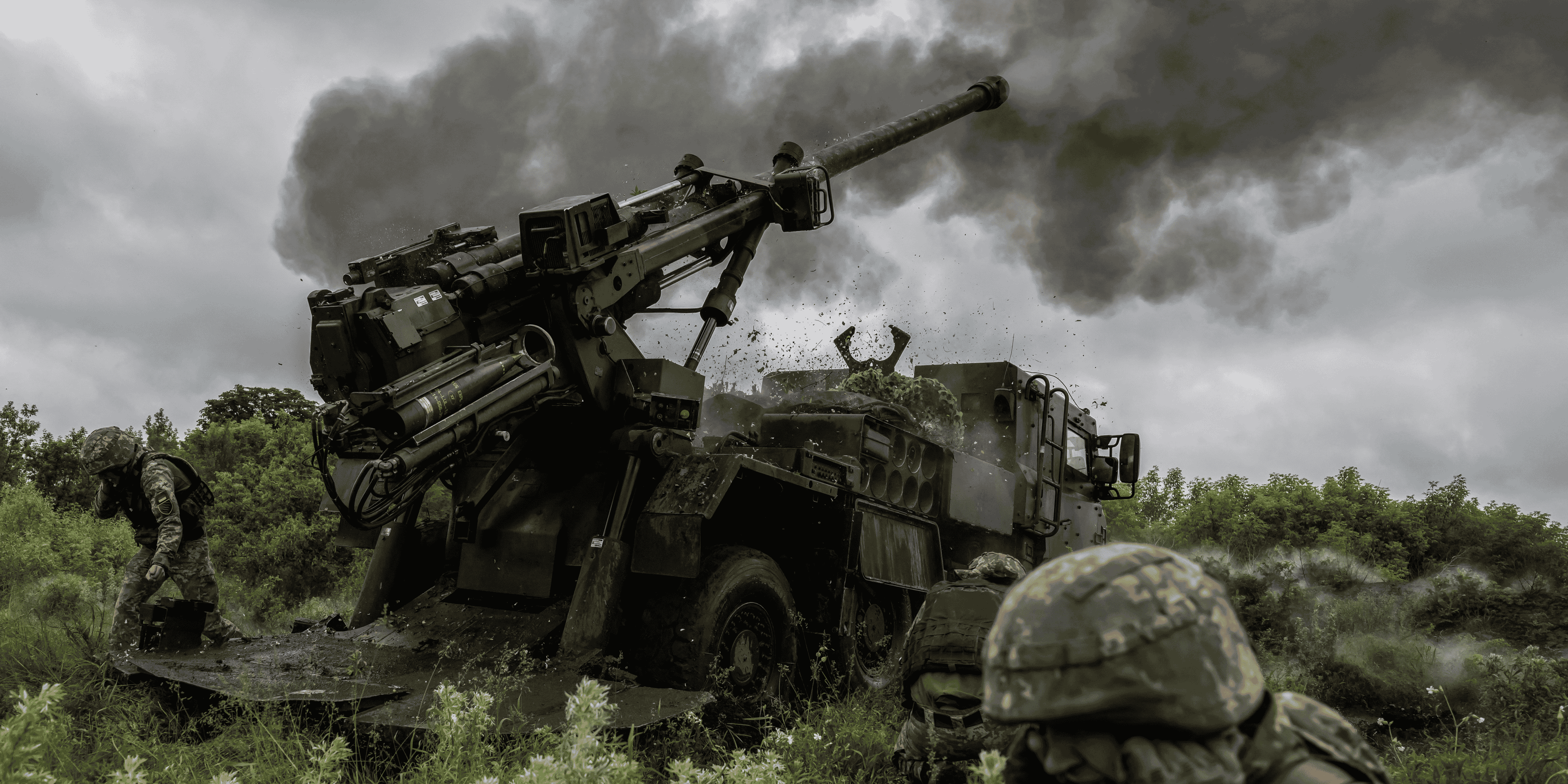 Des soldats ukrainiens tirent un obusier cesar vers des positions russes, pres d'avdiivka en ukraine