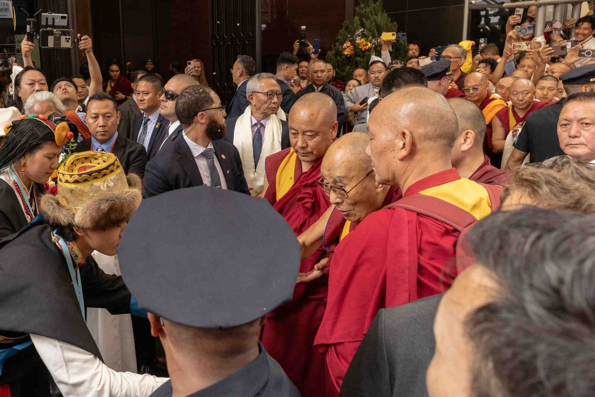 Le dalai lama lors de son arrivee a new york en juin