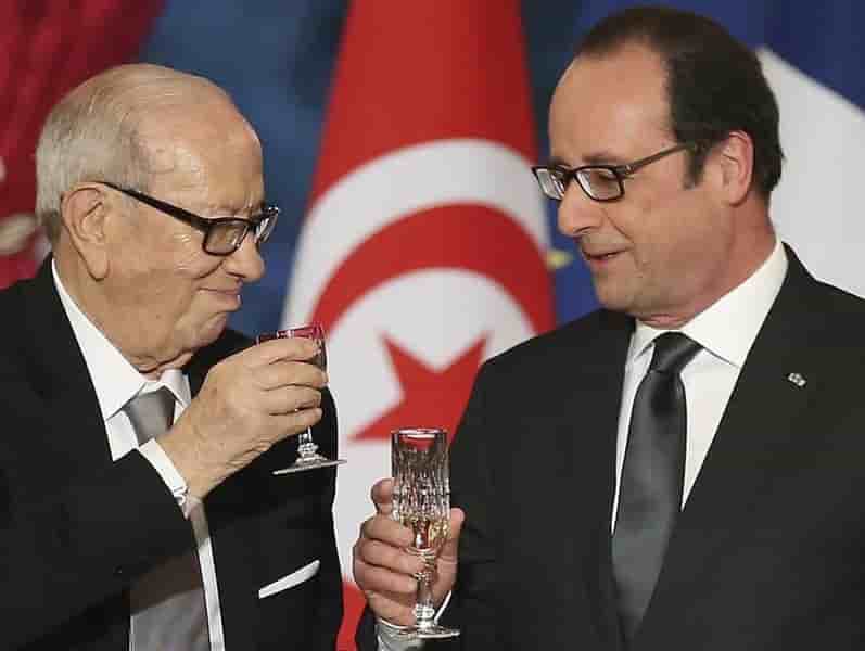 Hollande dit que l'europe doit soutenir la tunisie, apres son nobel