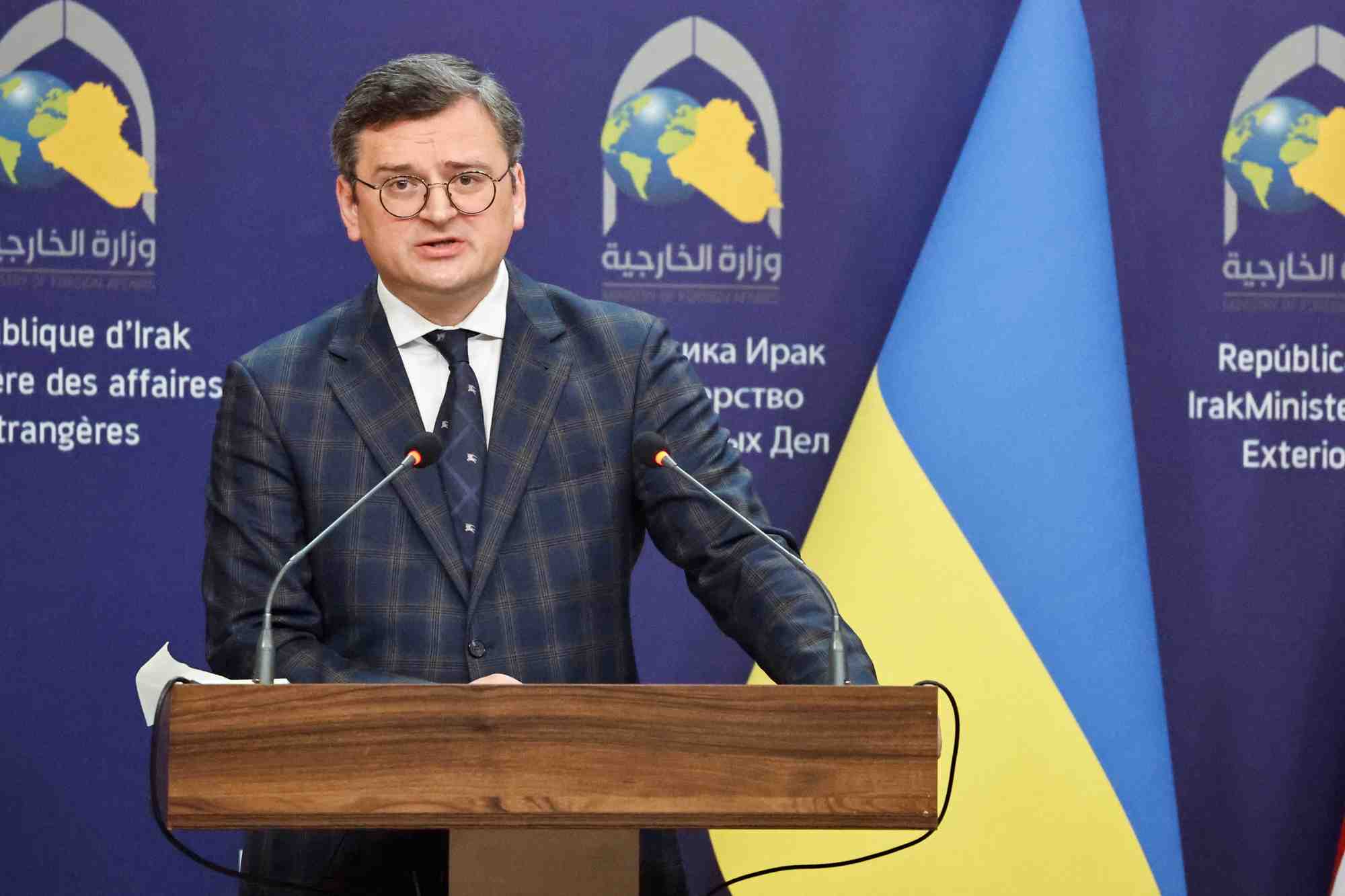Le ministre ukrainien des affaires etrangeres dmytro kouleba rencontre son homologue irakien fuad hussein a bagdad