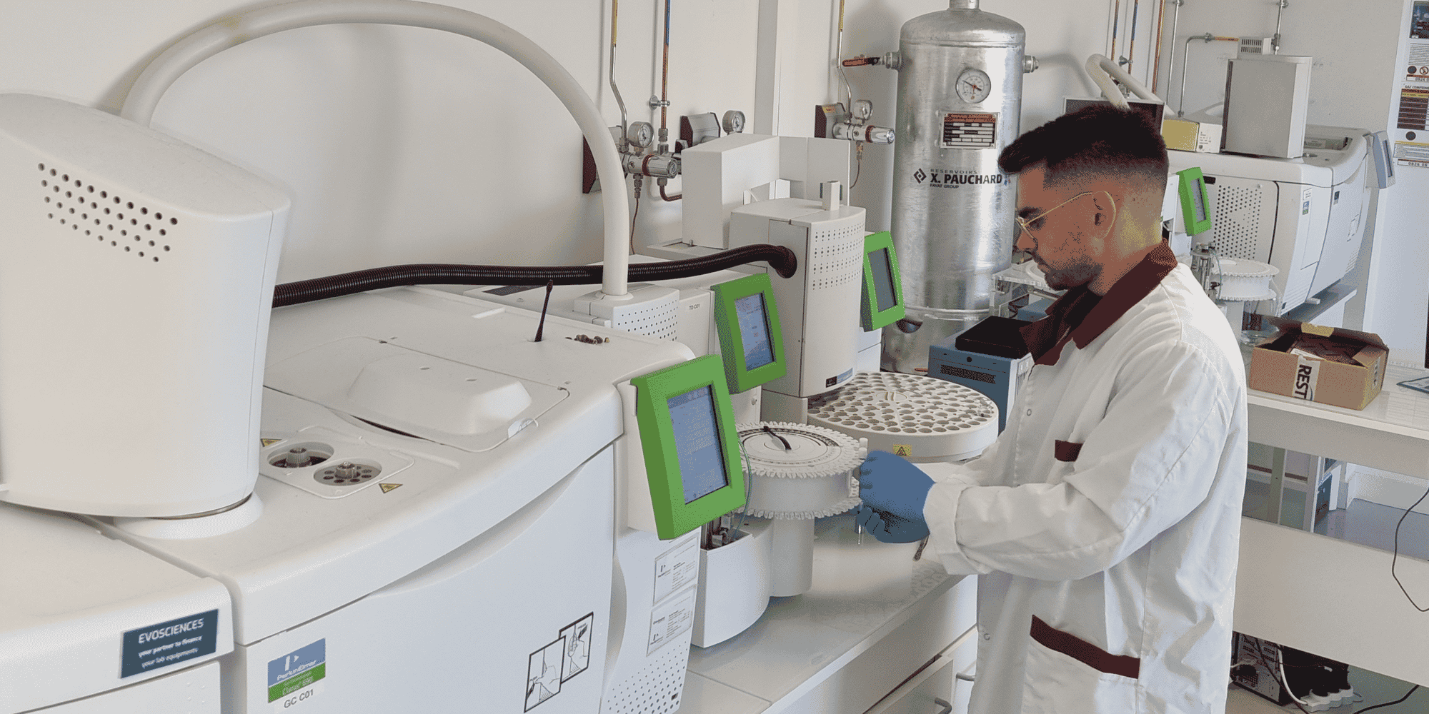 Absorbé en 2022 par AC-Sperhi, fabricant français de matériel de prélèvement et mesure, Céra-Labo est spécialisé dans les analyses microbiologiques, physiques et chimiques des matériaux destinés aux salles propres et environnements contrôlés.