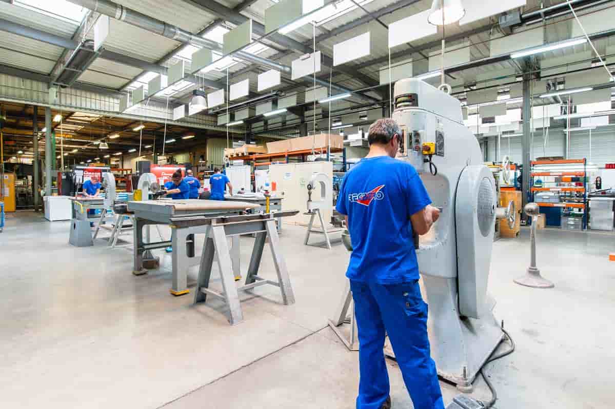 Recaero va investir cinq millions d'euros cette année pour équiper ses usines françaises de machines plus modernes et va doubler la surface de son site à Bangalore.