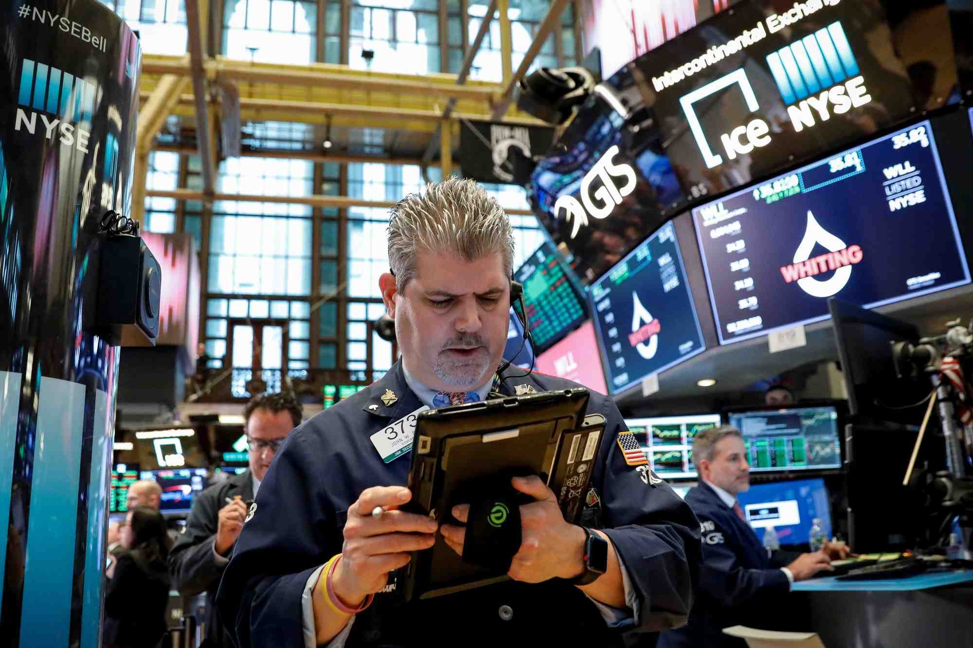 La moyenne industrielle dow jones est affichee sur un ecran a la bourse de new york.