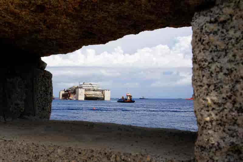 Mobilisation en Corse contre le remorquage du Costa Concordia