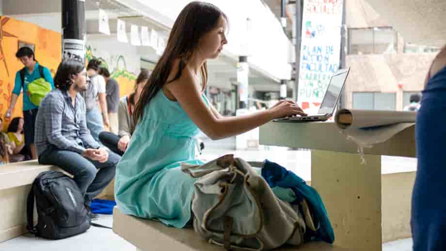 Des étudiants à l'université. University Life 211, par Francisco Osorio. Via Flickr CC License by.