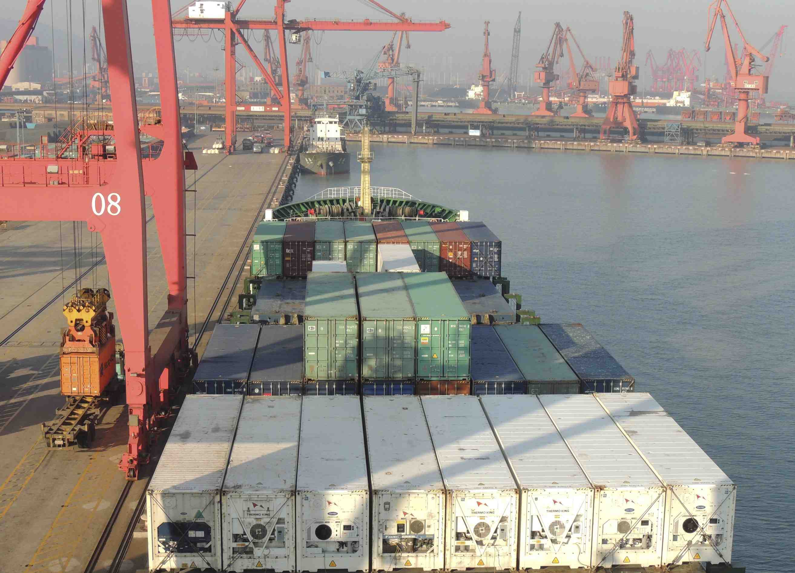 Exportations et importations chinoises reculent moins qu'attendu