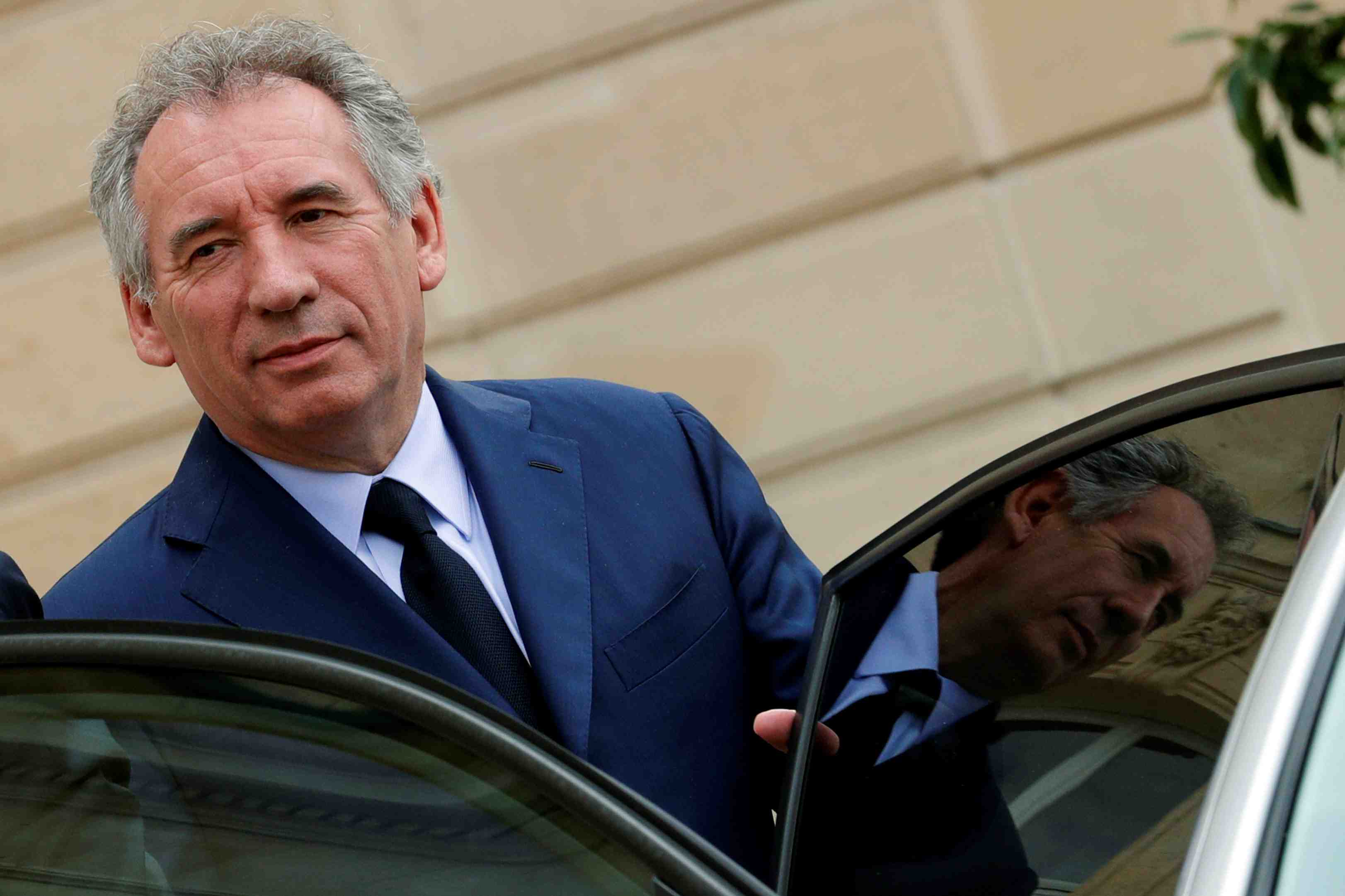 Bayrou maintient son projet de "banque de la democratie"
