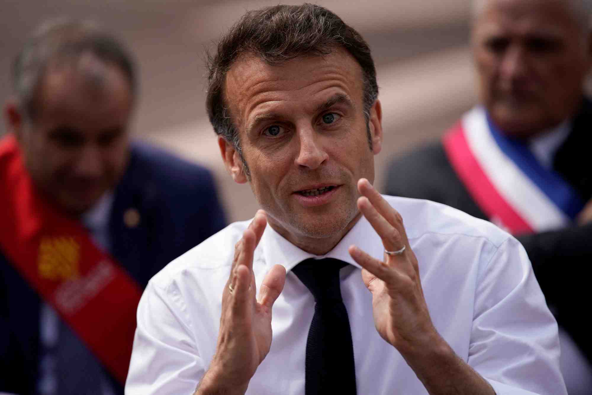 Emmanuel macron lors de sa visite dans un college a ganges