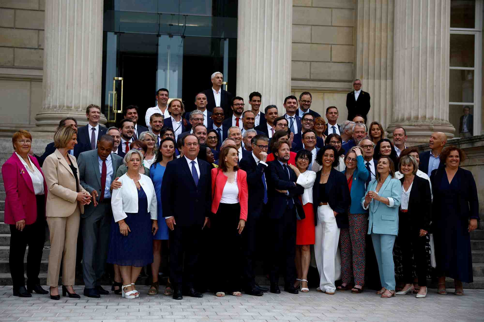 Les legislateurs nouvellement elus du nfp devant l'assemblee nationale a paris