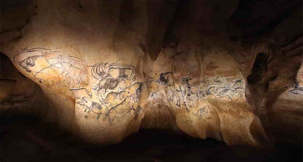 La partie droite du grand panneau est la plus spectaculaire de la grotte. Une scène occupe l’essentiel de la partie droite du grand panneau : un groupe de lions chassant quatre bisons, au contact des quatre têtes de bisons en colonne.