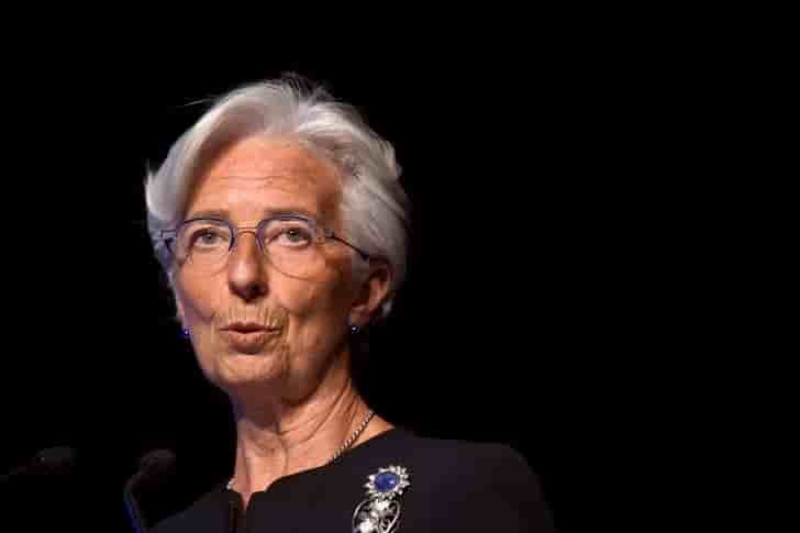 Christine lagarde juge que restructurer la dette grecque serait suffisant