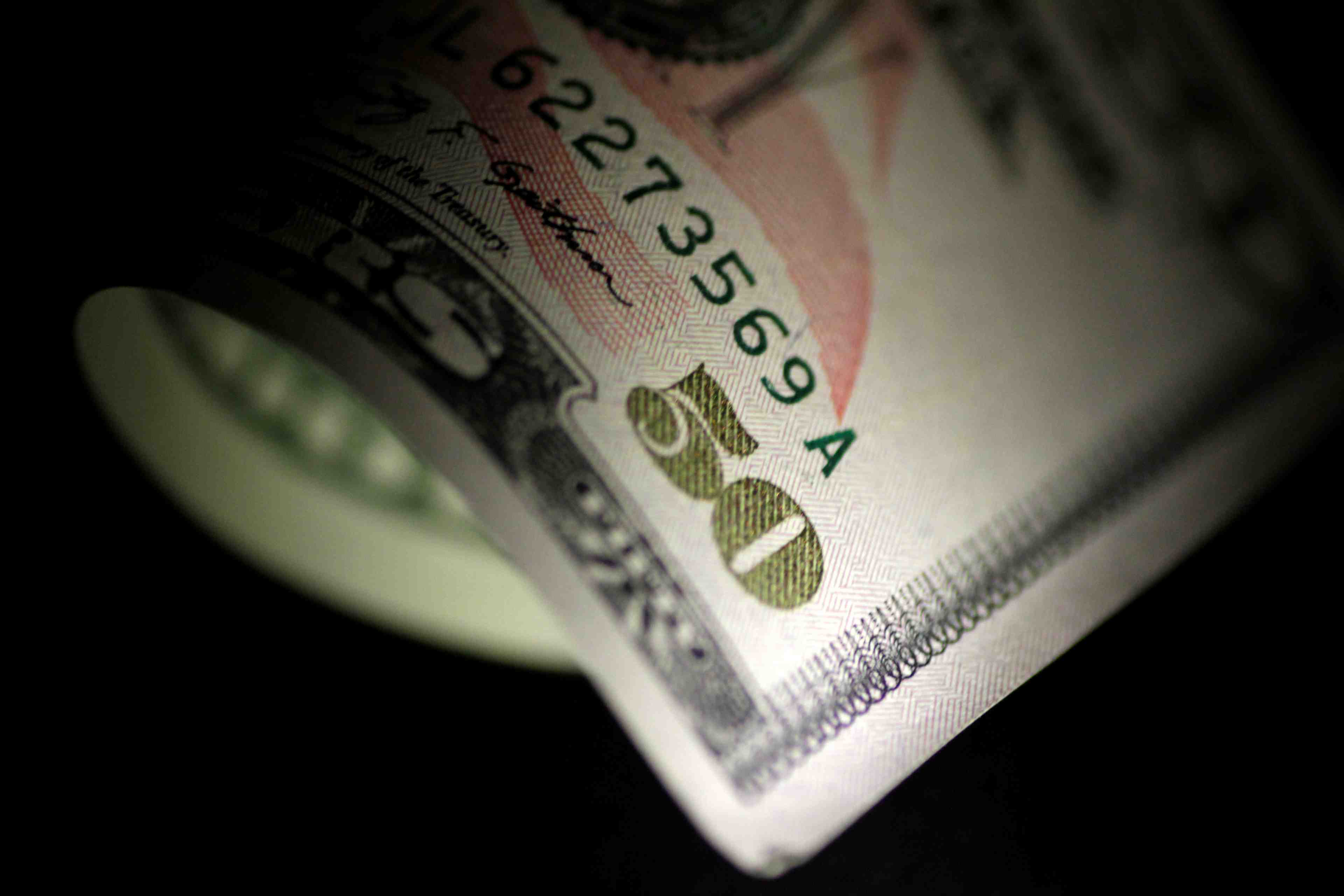 Trump juge le dollar trop fort a cause de la fed, selon un responsable us