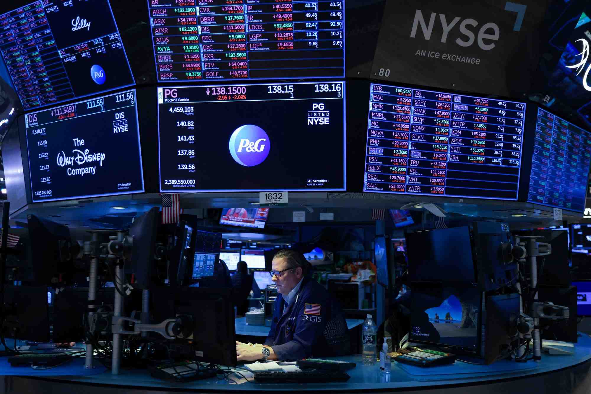 Un trader sur le parquet de la bourse de new york, a manhattan, new york city
