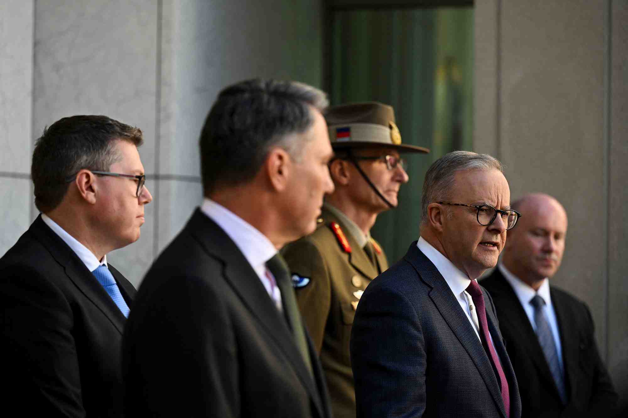 Le premier ministre australien anthony albanese s'adresse aux medias apres l'examen strategique de la defense a canberra