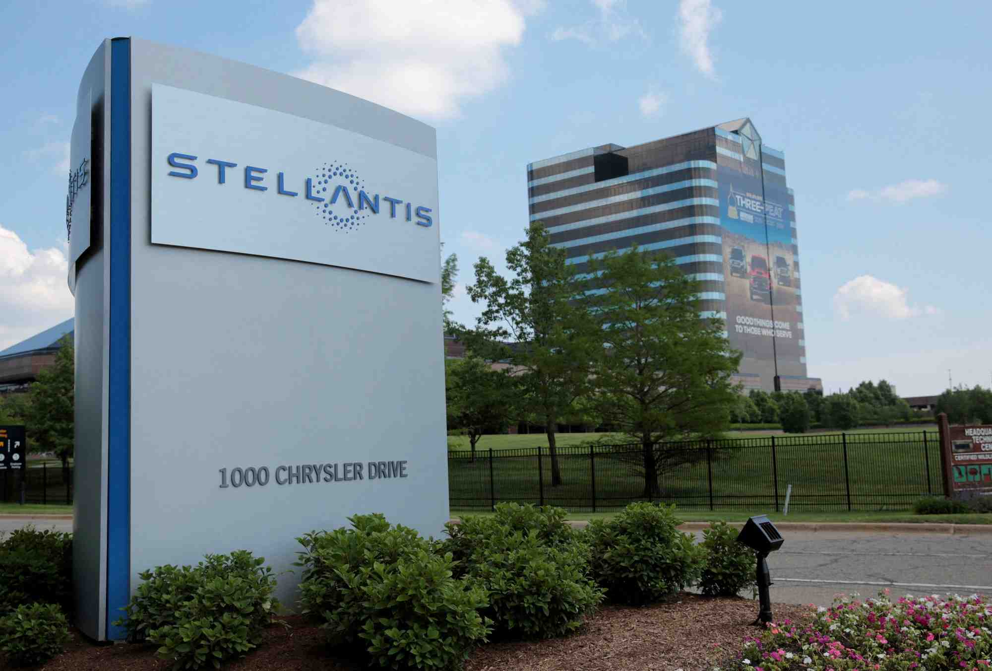 Photo d'archives d'un panneau stellantis visible a l'exterieur de son siege social a auburn hills, etats-unis