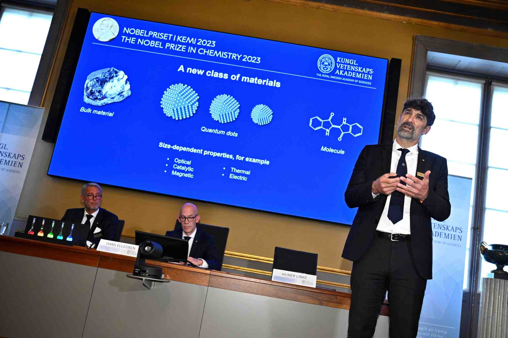 Heiner linke, comite nobel de chimie de l'academie royale des sciences, presente le prix nobel de chimie 2023 a stockholm, en suede