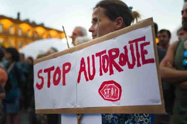 Le long du chantier, stoppé fin février et qui reprend de façon progressive depuis mi-juin, quelque 1.500 gendarmes ont été déployés près du château de Scopont qui accueille les manifestants, selon la préfecture.