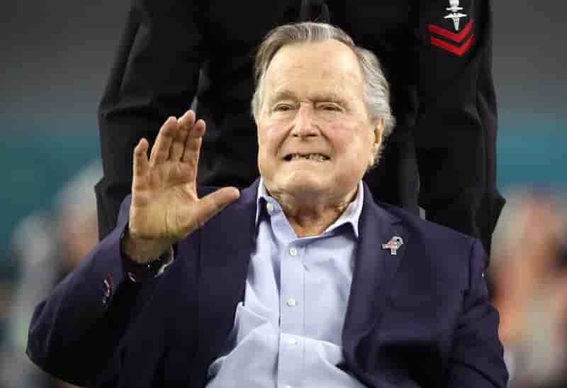 L'ex-president george h.w. bush toujours hospitalise, souffre de bronchite