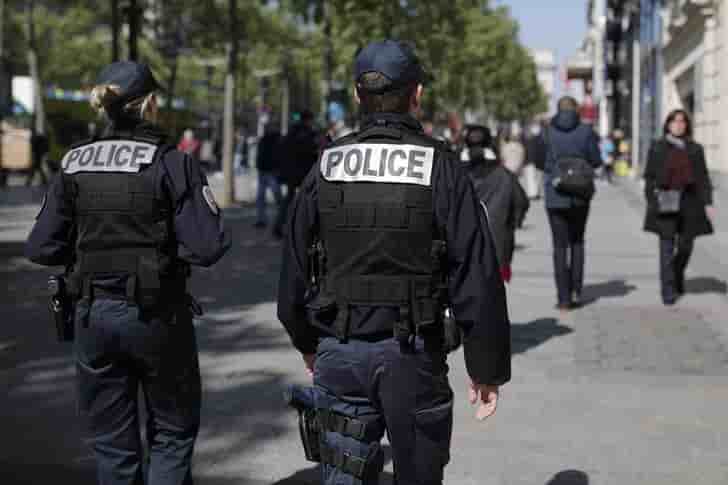 Intervention de police en cours sur les champs-elysees