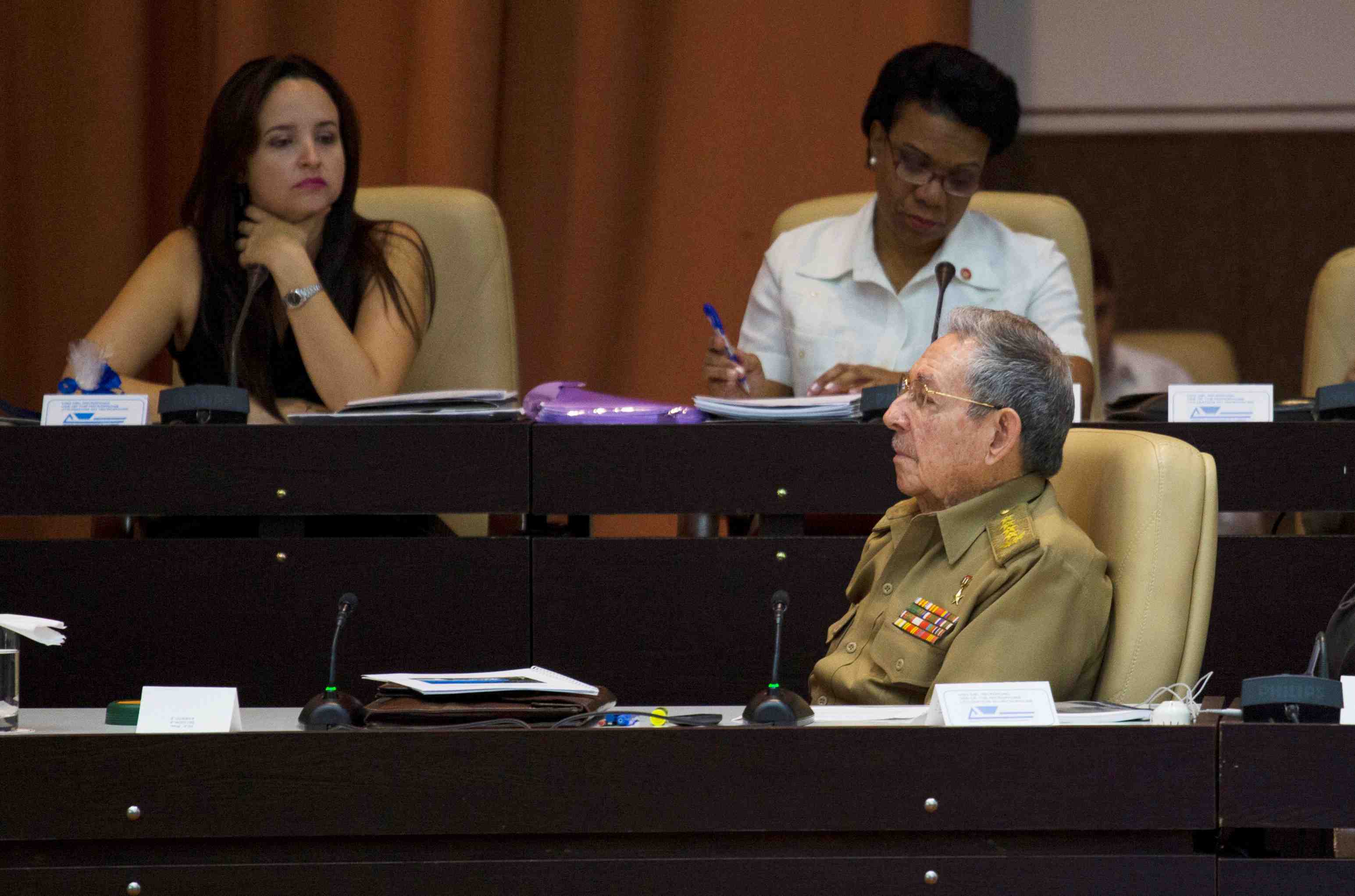 Cuba repousse la date de succession de raul castro